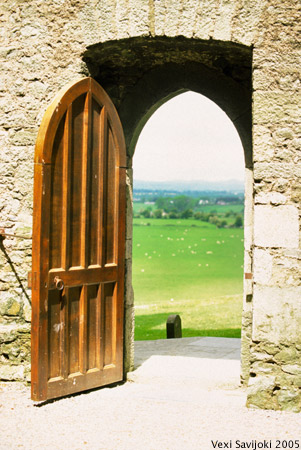 Ovi Cashelin kirkon raunioissa