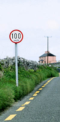 Kuvassa irlantilaista tietä ja satasen nopeusrajoitus
