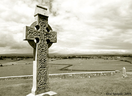 Kuvassa hautausmaalla oleva risti Cashelin raunioiden vierelt